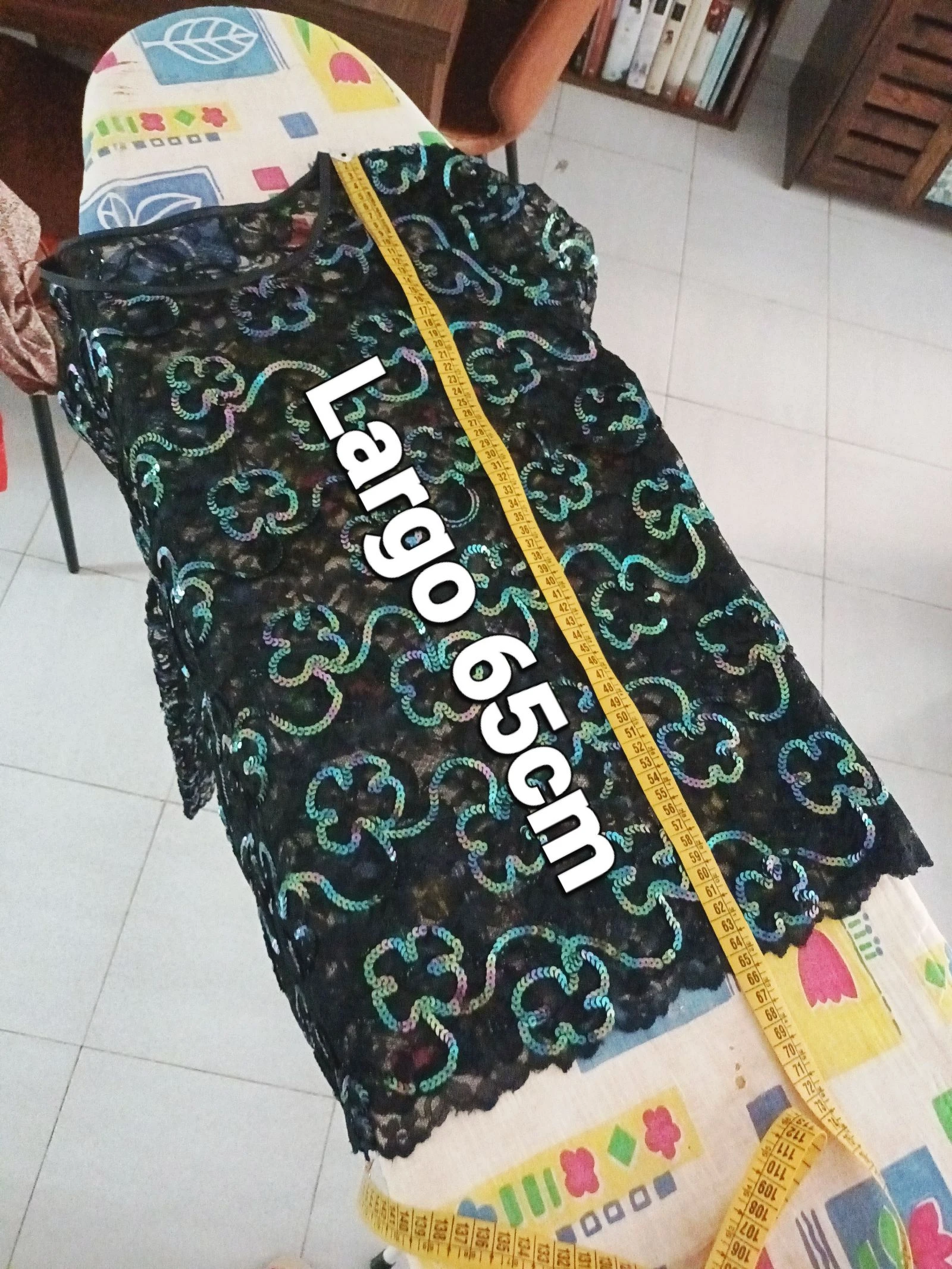 Zwarte kanten blouse met holografische pailletten iriserend – photo 9